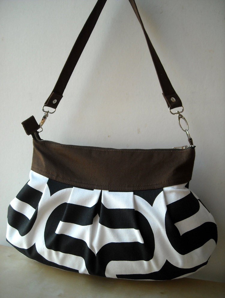 Embrace in Black - 2 ways Hands-free Style Shoulder Bag ( Removable strap)