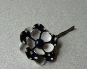 dotty bobbypin - vintage enamel flower
