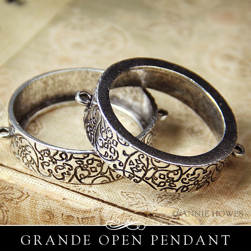 Open Circle Pendant Tray with Glamour FX Glass Cabochon. Antique Silver Plating. Grande 29mm.