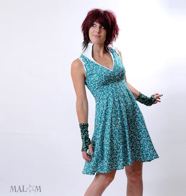 Lagoon blue and white dress with high leather collar, V plunging neckline - sz S