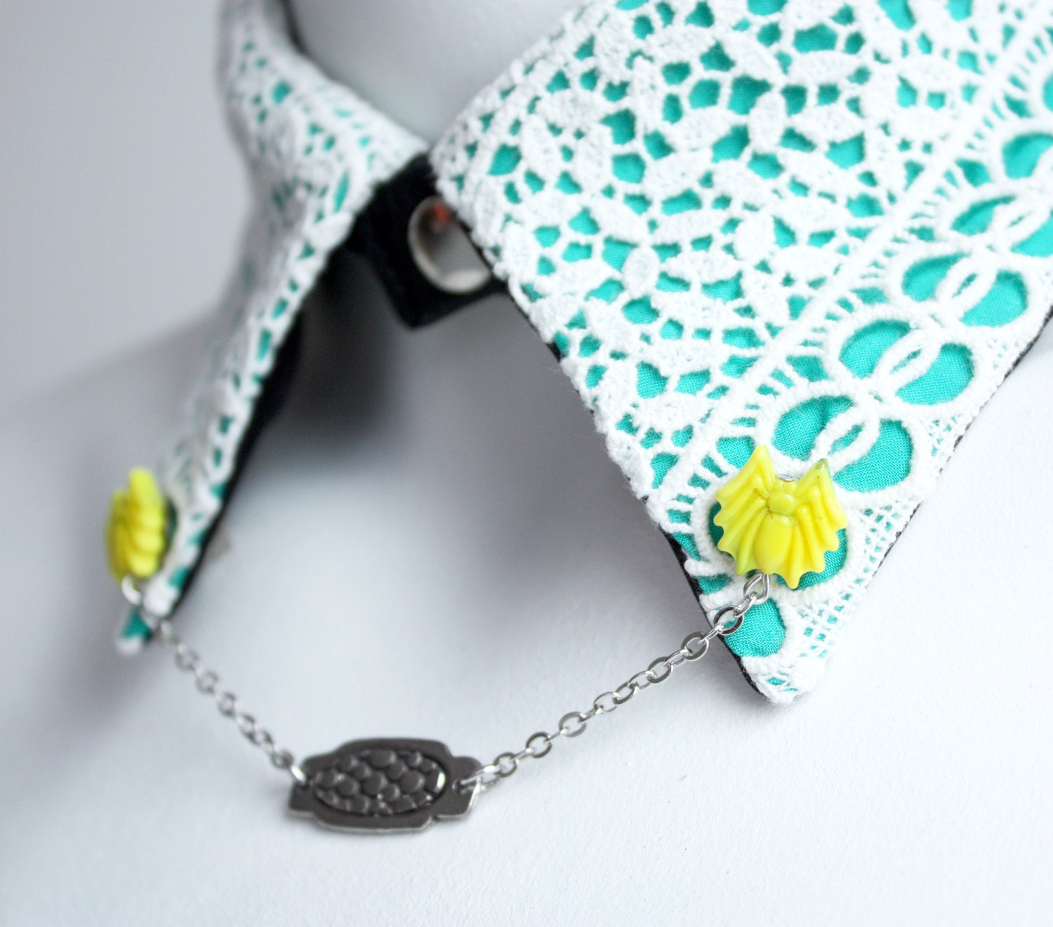 Glass Spider Collar Clip - Yellow