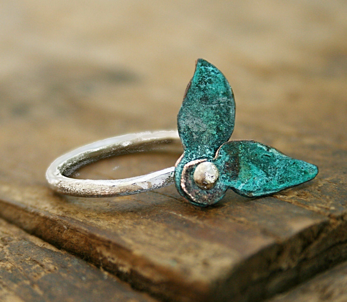 Size 7.5 - Two copper verdigris leaves swivel around a sterling silver post, sterling silver ring