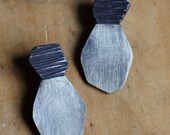 Figure earring in black and ecru