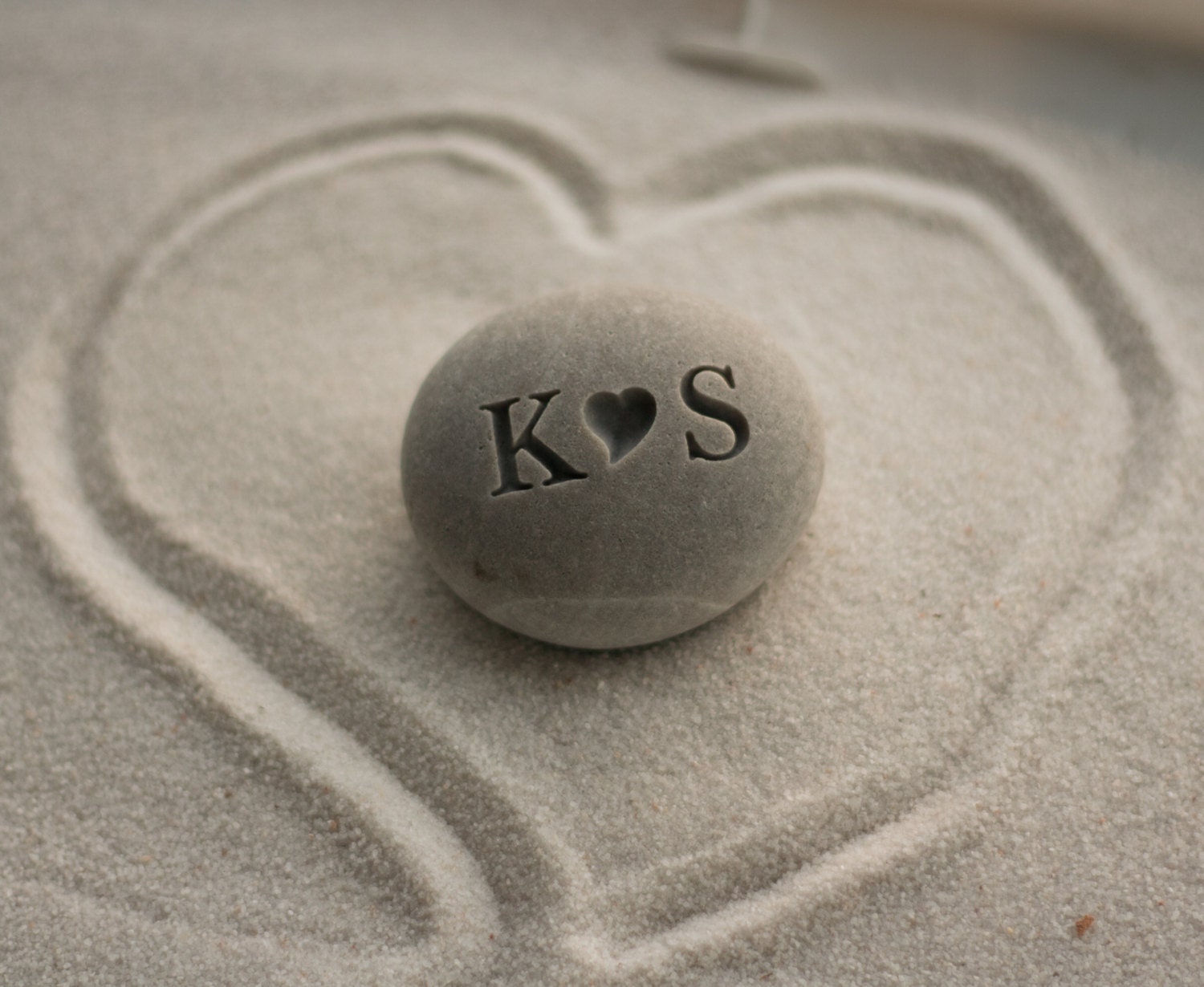 Personalized gift for him or her - i (heart) u beach stone - Petite love stone with couple's initials by sjEngraving
