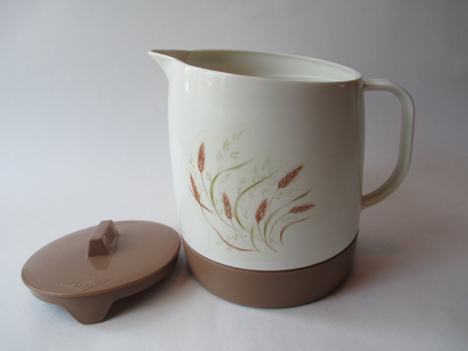 Retro Vintage Quikut Thermal Wheat Plastic Pitcher