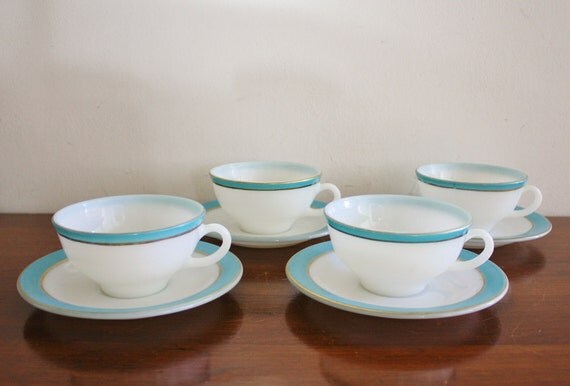 highstreetmarket vintage set pyrex of saucers and tea and cups  by 4 Vintage saucers cups Pyrex