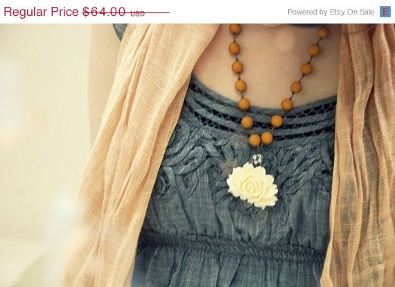 ON SALE The Juliette necklace. in ivory and pumpkin spice.