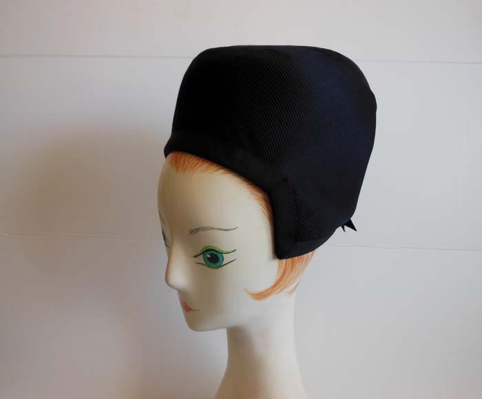 1960s hat /  Sleek High Fashion Vintage 60's Mod Buckle Bubble Hat
