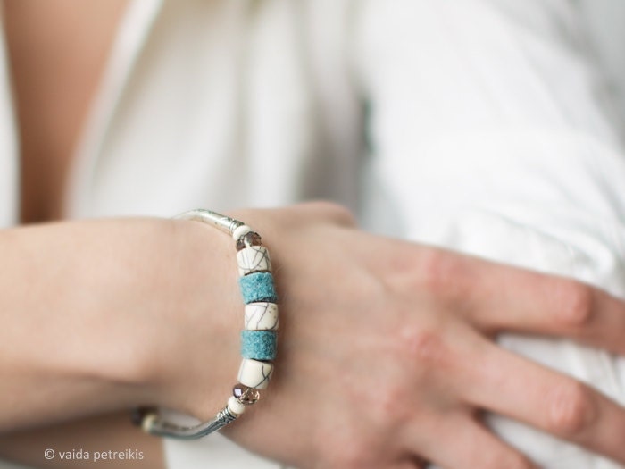 Minimalistic Metal Bracelet with Handmade Felt and Bone - Light teal blue with beige - elegant feminine casual style - ready to ship
