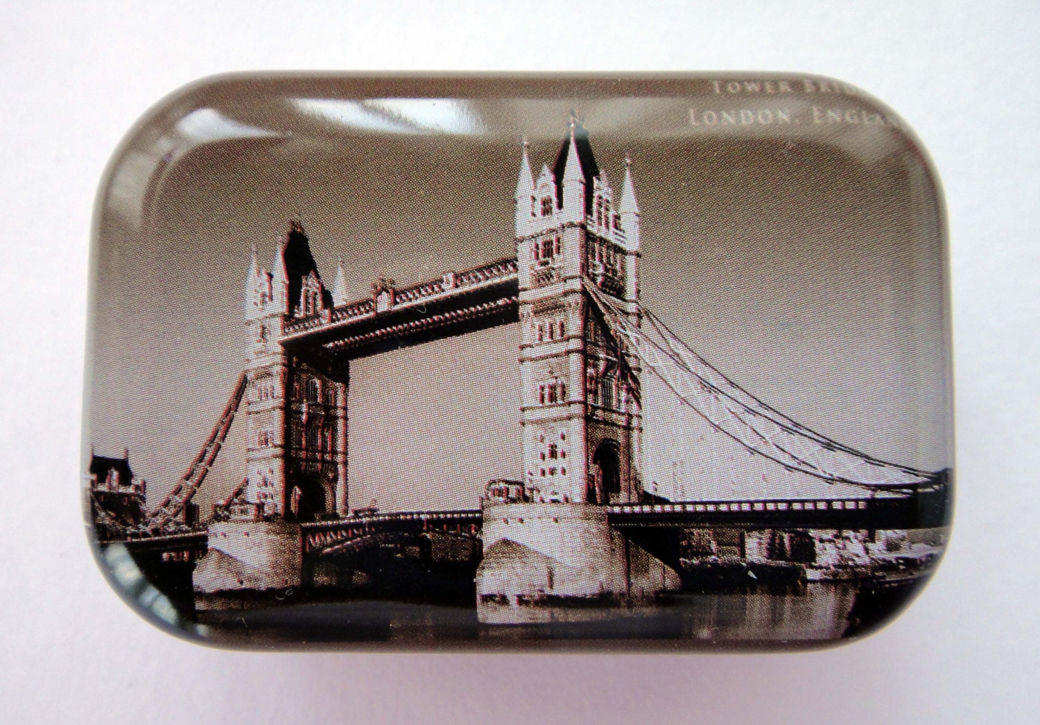 Tower Bridge London England Retro / Vintage Design Gift Tin / Box