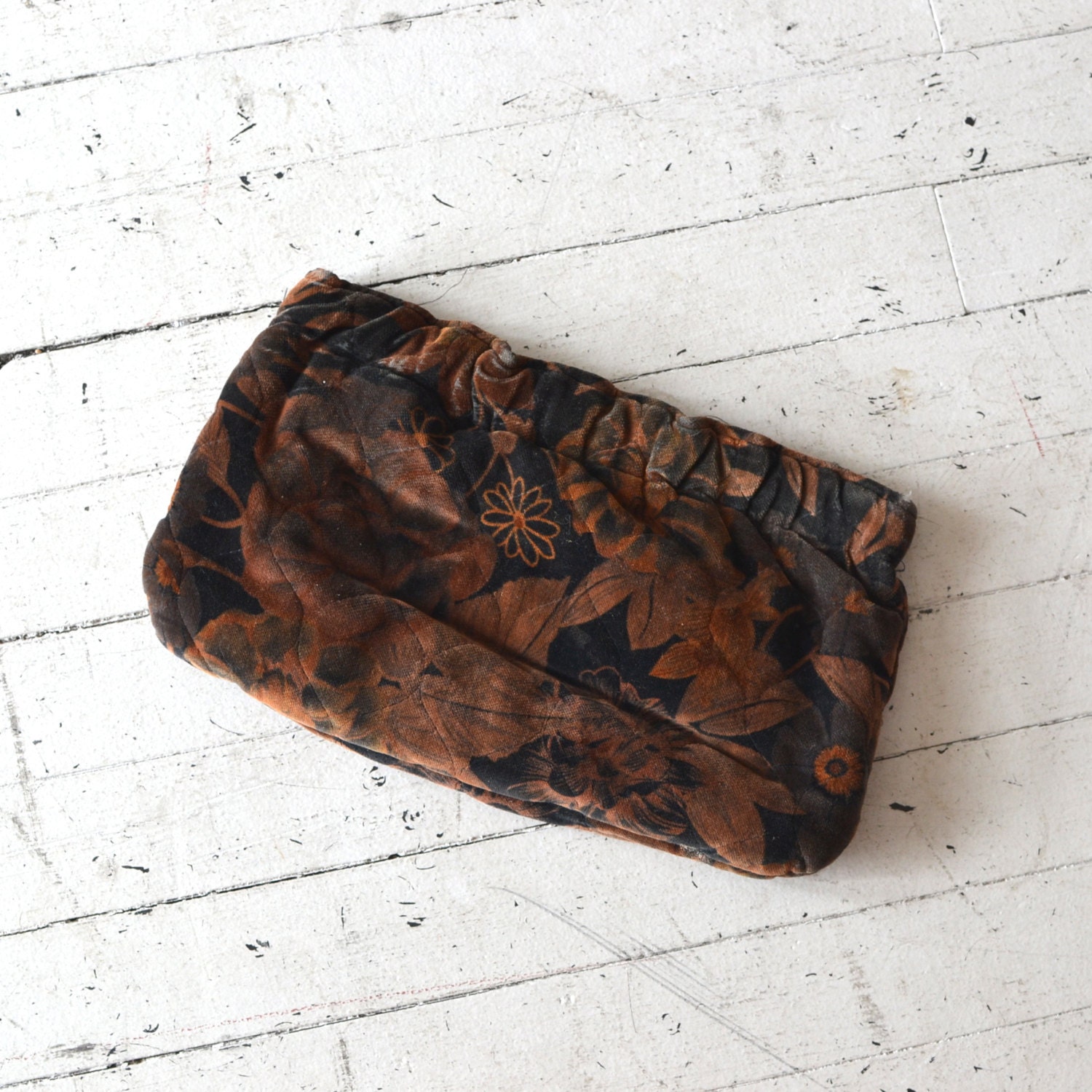 vintage fabric clutch / 1970s handbag / Quilted Leaf clutch