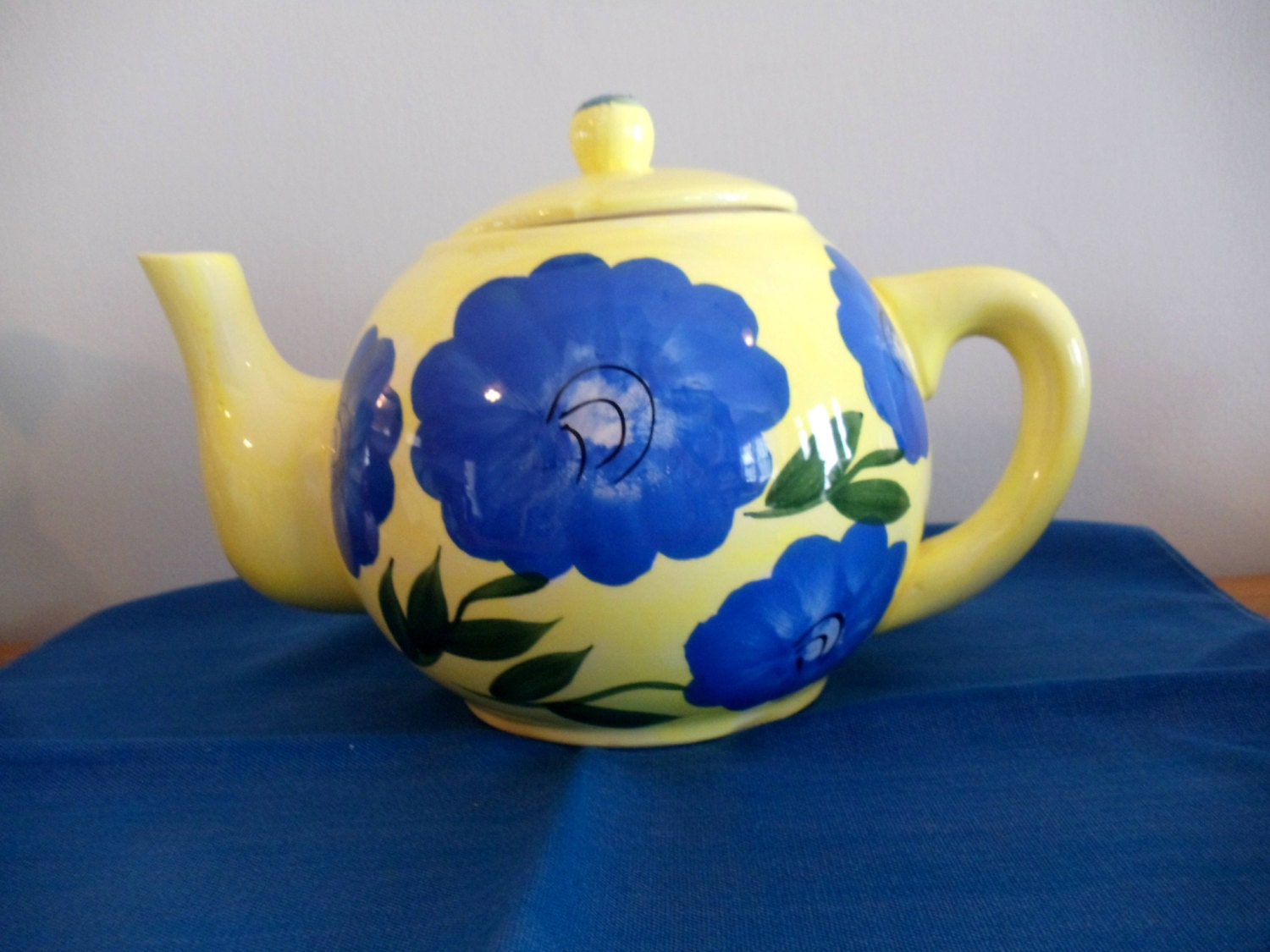 Teapot in yellow with blue flowers