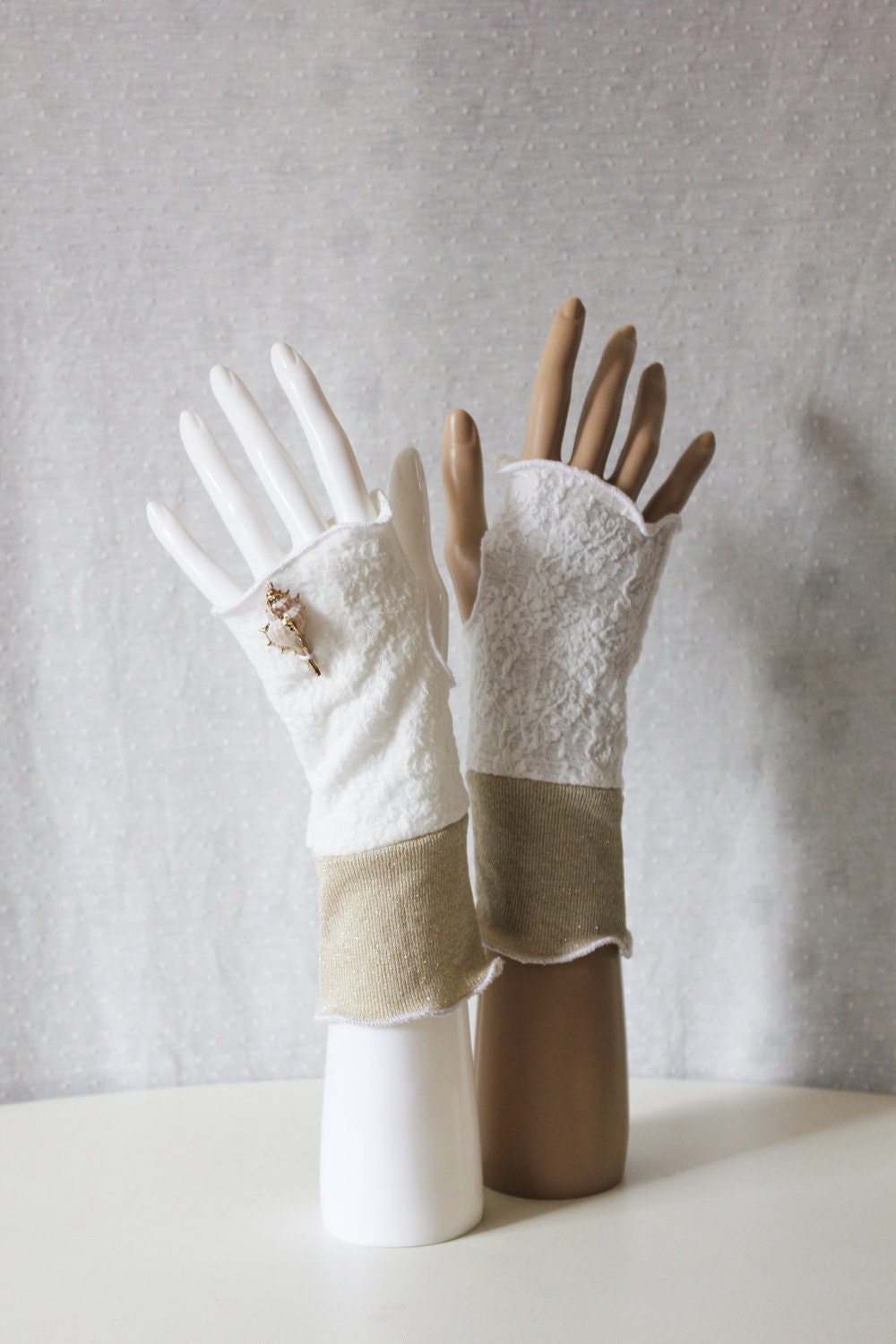Mittens white and gold