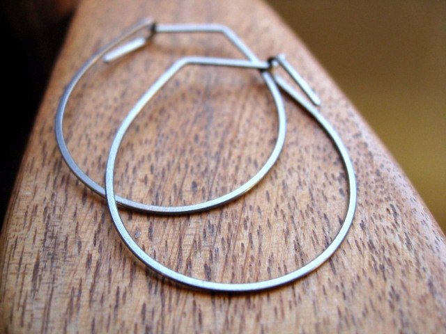 hypoallergenic hoop earrings in grey niobium. eco friendly hoop earrings. modern dark silver.