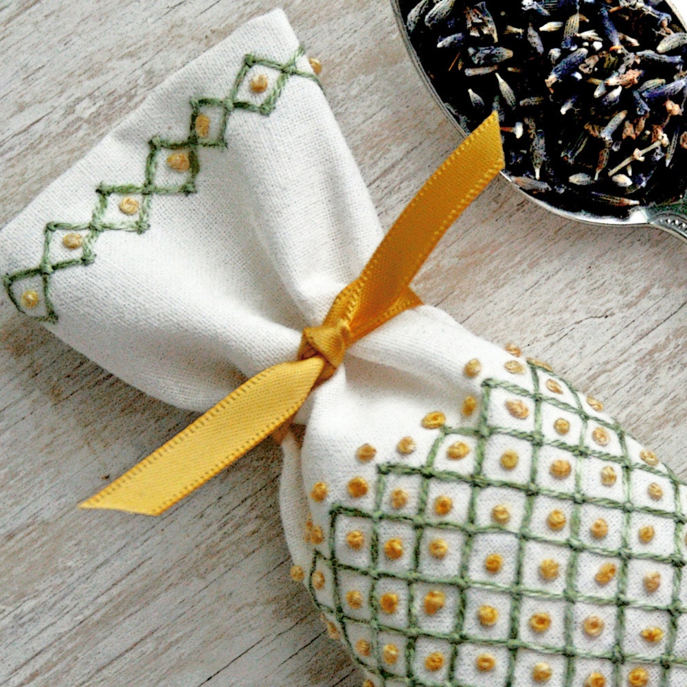 DIY pdf Embroidery Pattern Crewel Gift Pouch and Sachet