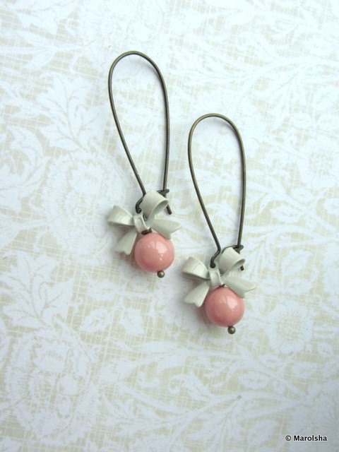 An Ivory Bow, Peach Pink Swarovski Pearl Drop Dangle Earrings.  Bridesmaid Gifts. Bridal Gifts. Wedding. Maid of Honor. Peach Wedding.
