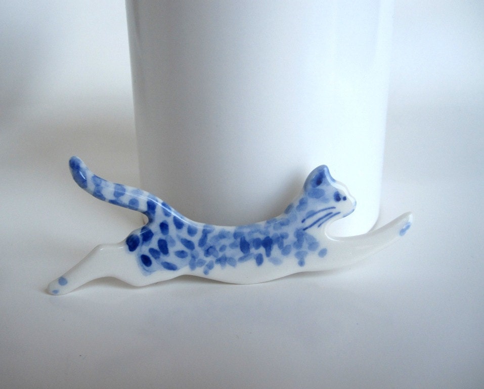 Leaping cat - Handpainted blue Delft porcelain Brooch