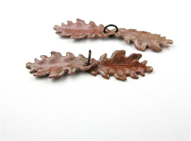 One Enameled Oak Leaf Pair / Copper beige enamel Lot 18