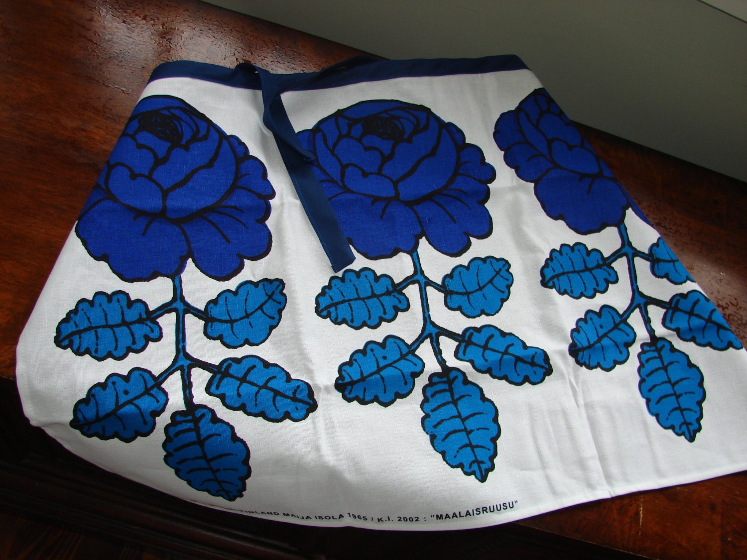 Marimekko Maalaisruusu linen/cotton half apron, blue and white, so fun and cute, Finland