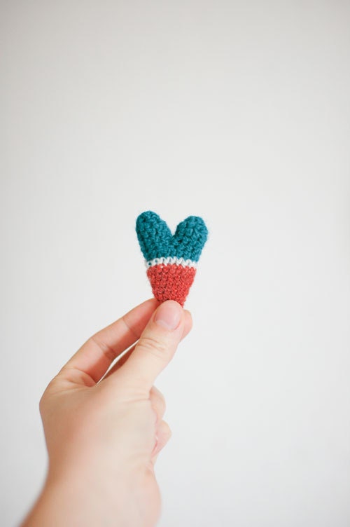 Crochet Heart Brooch - Playful Spring Jewelry - Teal Sea Blue Green Dark Pink White Vintage Wool  - OOAK - Retro Spring Heart