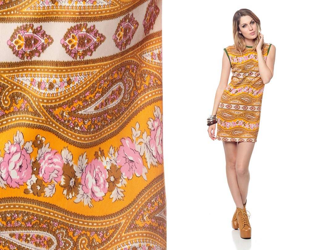 60s PAISLEY Dress Psychedelic Mini Yellow Gold Print Mod 70s Hippie Shift Vintage 1960s Gogo Sixties Sleeveless Minidress Medium