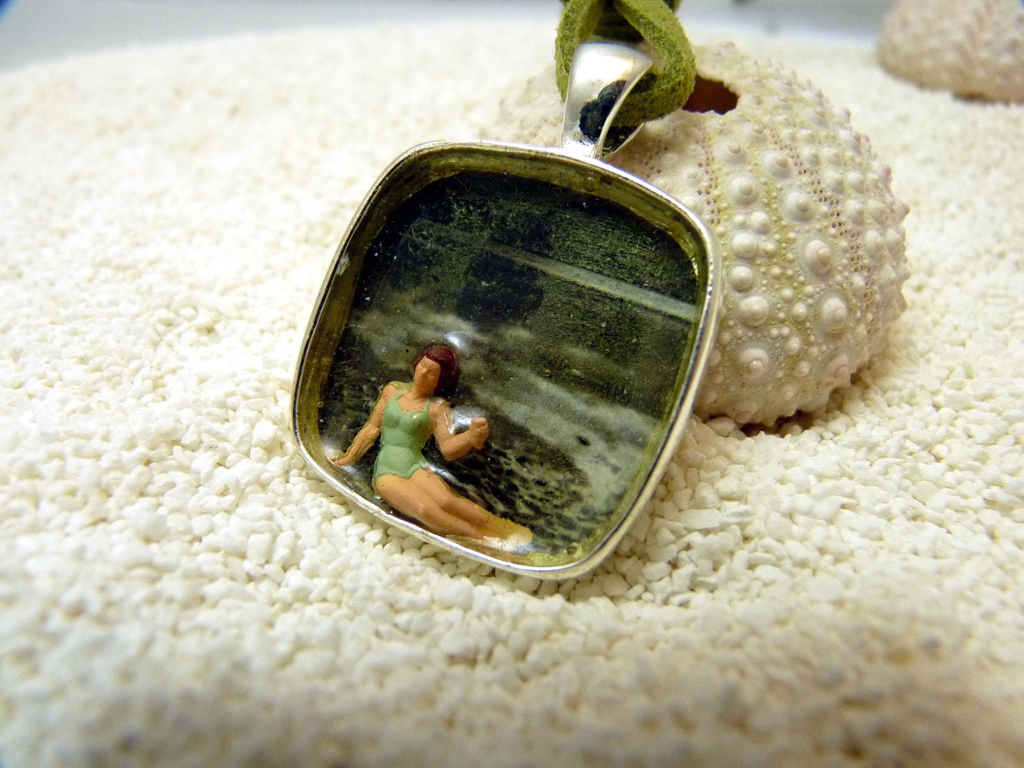 Retro beach pendant
