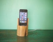 woodtec iPhone 4s / iPod charging stand
