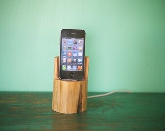 woodtec iPhone 4s / iPod charging stand