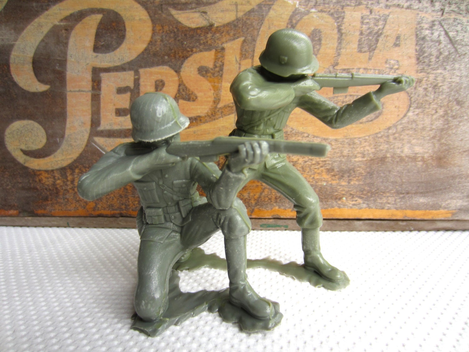 Vintage 1960s Marx Plastic Army Soldiers Shooting Rifles Plastimarx made in Mexico