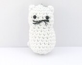 white cat keychain - crochet dangle, zipper pull, plushie keychain - amigurumi