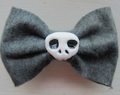 Grey Elmyra Felt Hair Bow with Skull Bead and Alligator Clip