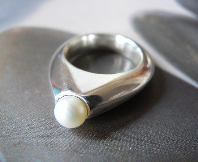 White pearl Sterling silver ring, handcrafted coctail ring, metalwork, OOAK jewelry