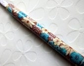 Crochet Hook - SUSAN BATES - Light Brown, Polka Dots, Cream and Light Blue Flowers - Size F - Handle covered with Polymer Clay