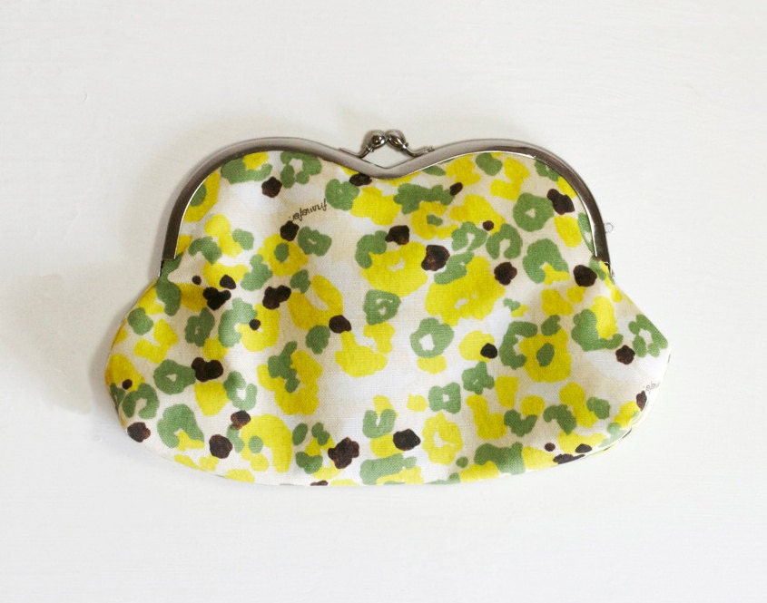 girl's camouflage  -  Heart-Shaped Frame Clutch- lemon