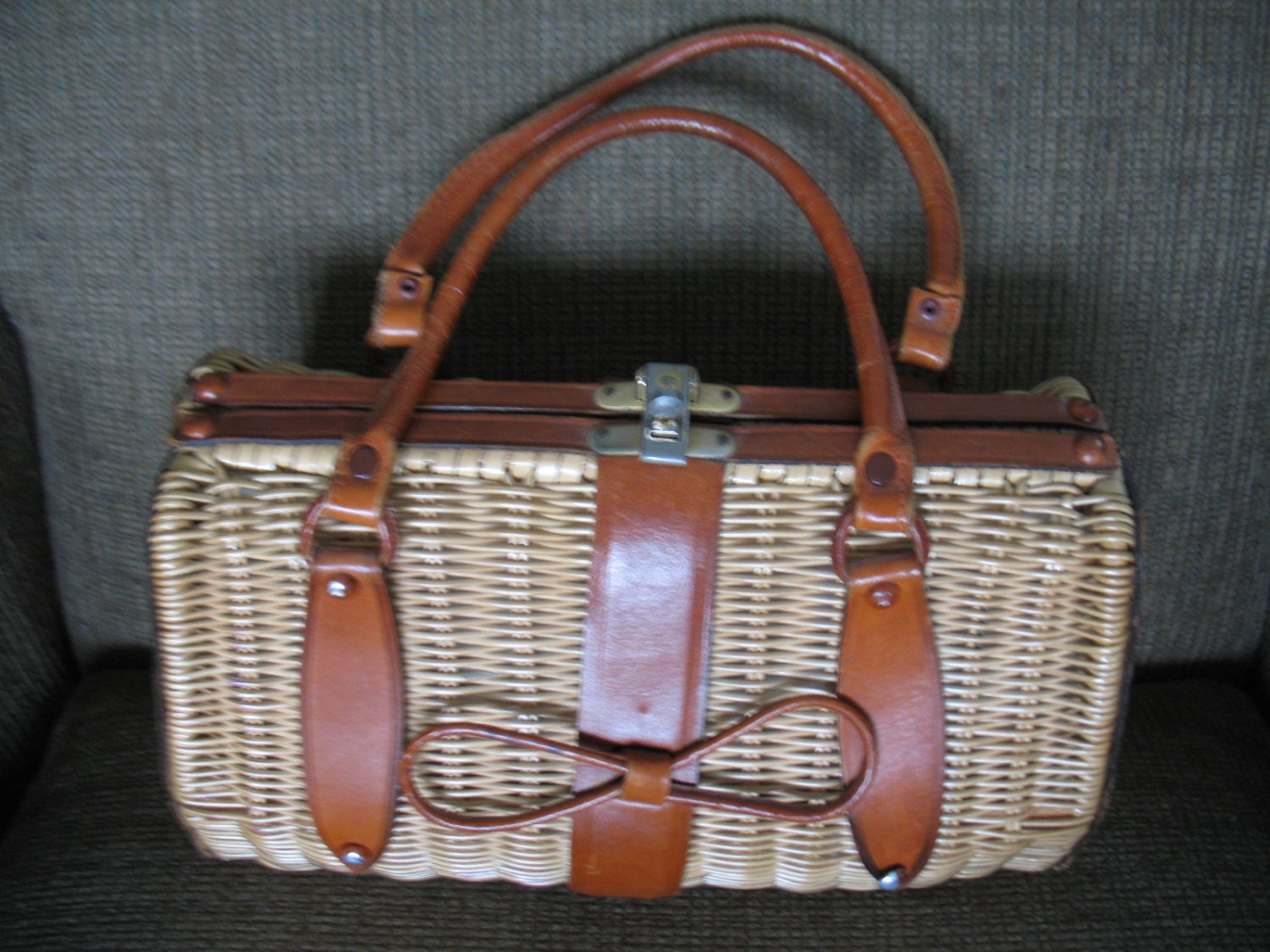 Vintage Wicker Clam Shell Purse - Gaymode, Hong Kong