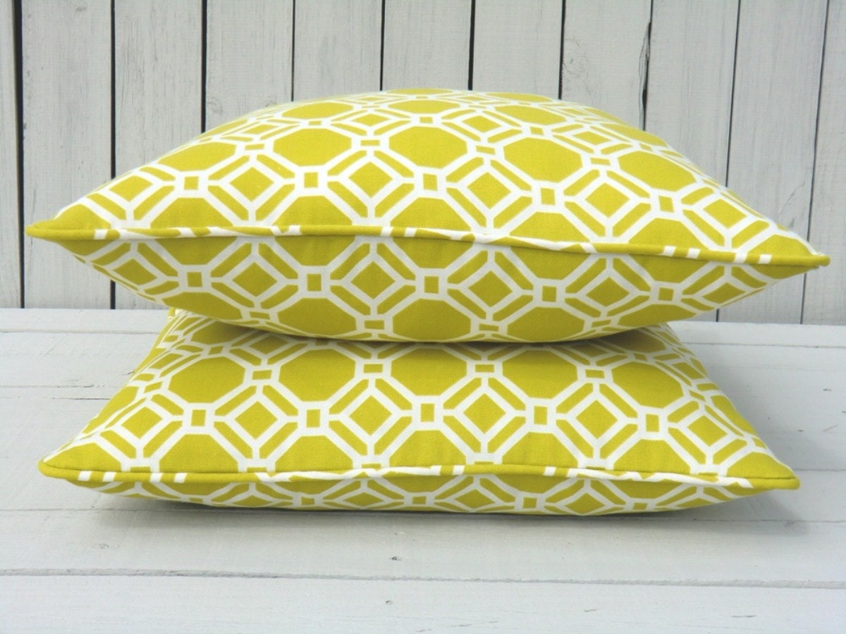 Green outdoor pillow cover, trellis outdoor pillow cover  20x20, green outdoor cushion, pistachio green outdoor pillow, pillow with piping