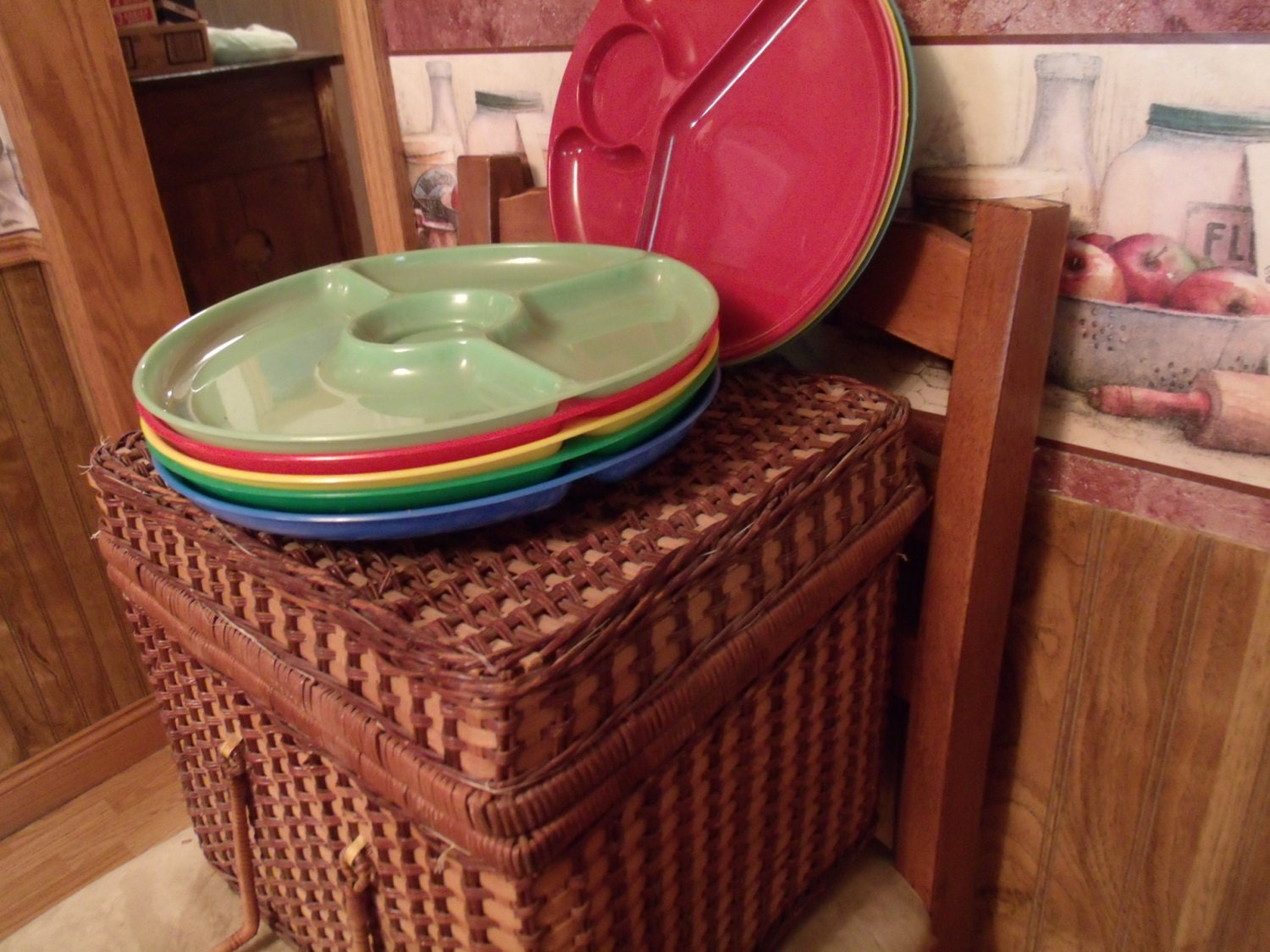 Vtg Picnic Basket, Rattan w/Red Gingham lining, 8 Colorful Plastic Plates, Mid Century