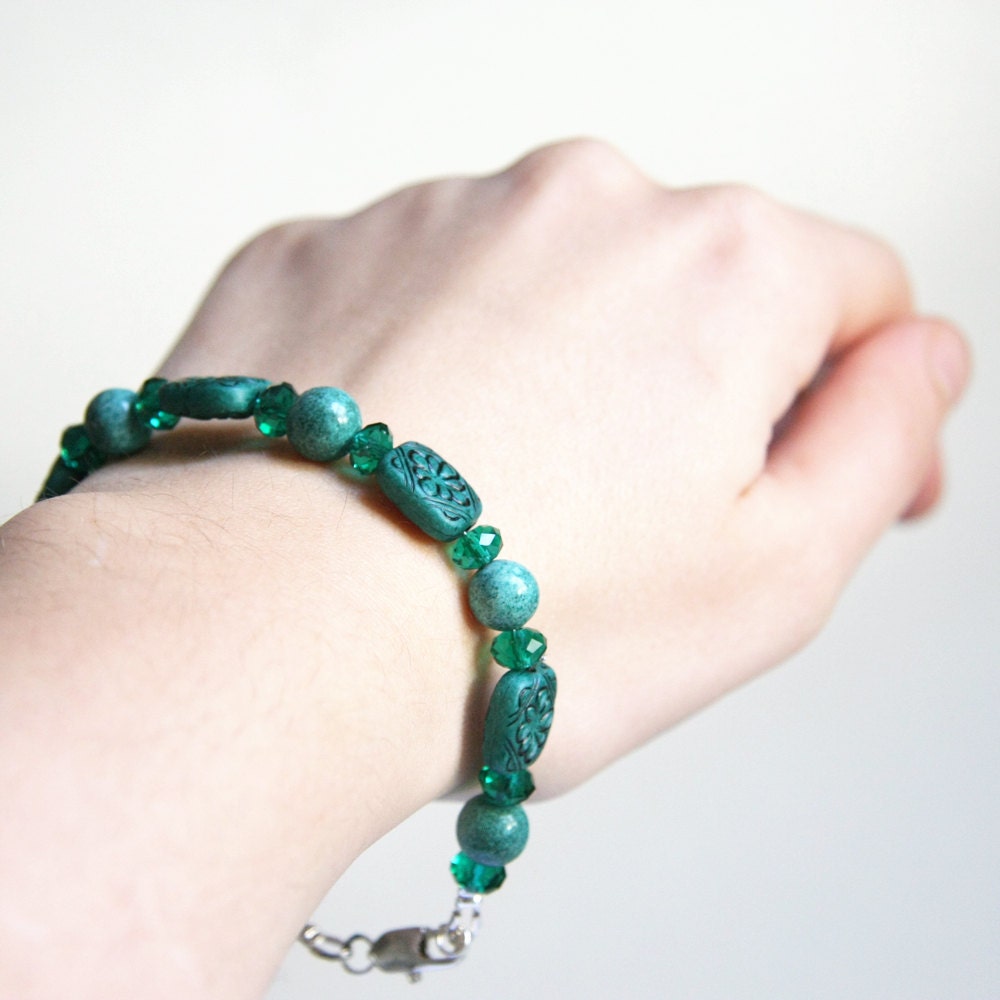 emerald green elegant bracelet - stone crystal and resin beads