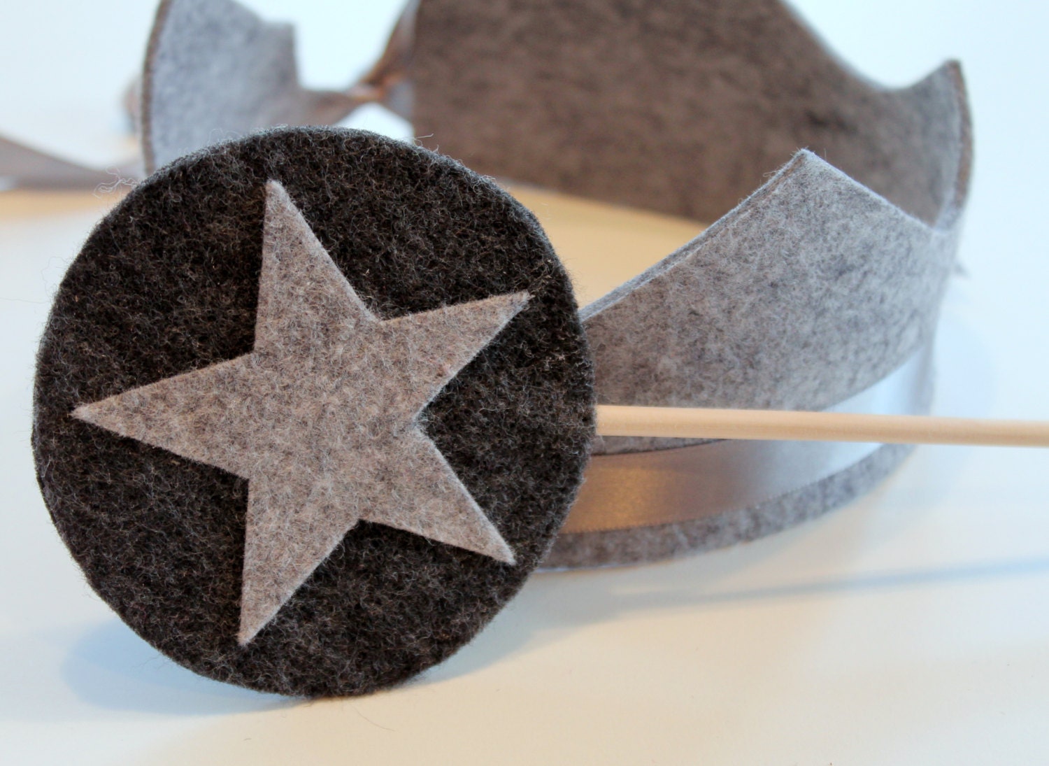 eco friendly carina circle star felt wand in your choice of colors. pair with a crown for birthday party or pretend play fun.