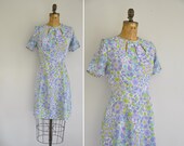 vintage 1960s dress / 60s key hole cut out neckline dress / 1960s vibrant floral print dress
