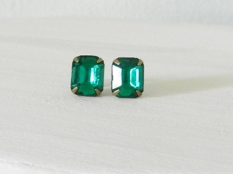 Emerald vintage glass rhinestone stud earrings, elegant modern jewelry - LemonSweetJewelry