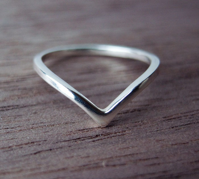 Wishbone ring / Chevron ring