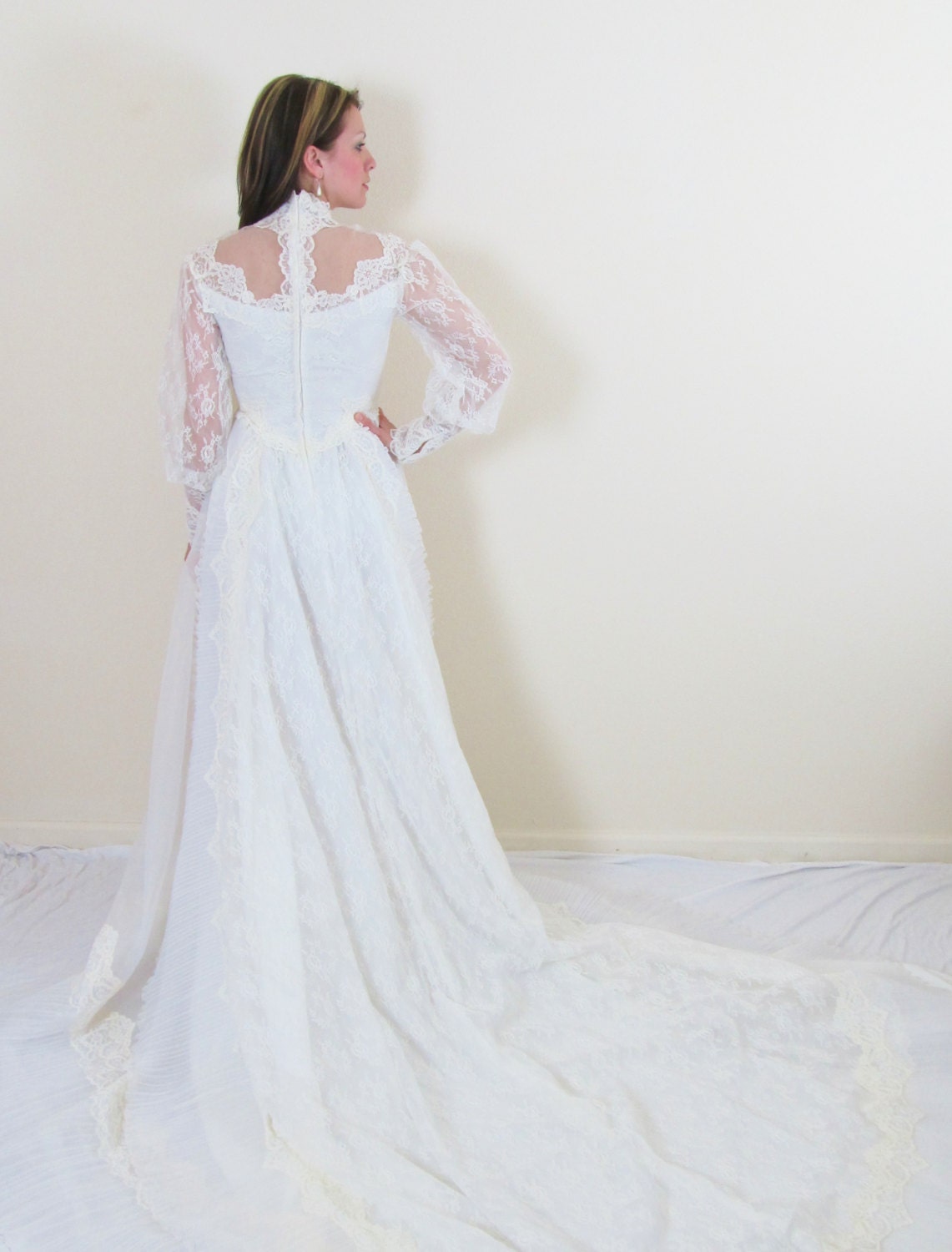 Vintage 1950's Ivory Spanish Lace Wedding Dress / Full Length Long Train Romantic Victorian Style Formal Wedding Gown