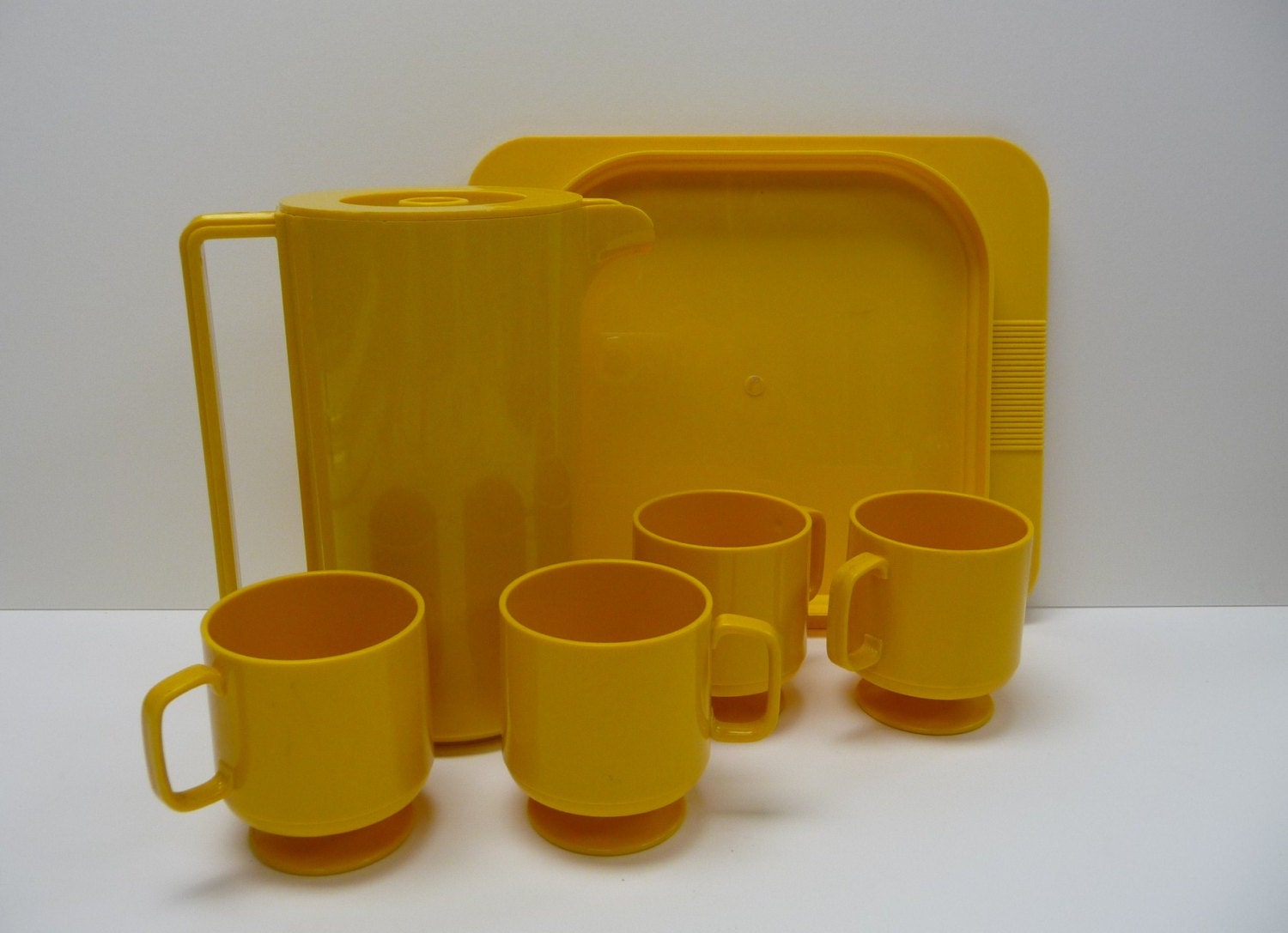 Vintage Pitcher, Tray, 4 mugs, Ingrid Ltd. Chicago YELLOW picnic, summer, Retro kitchen