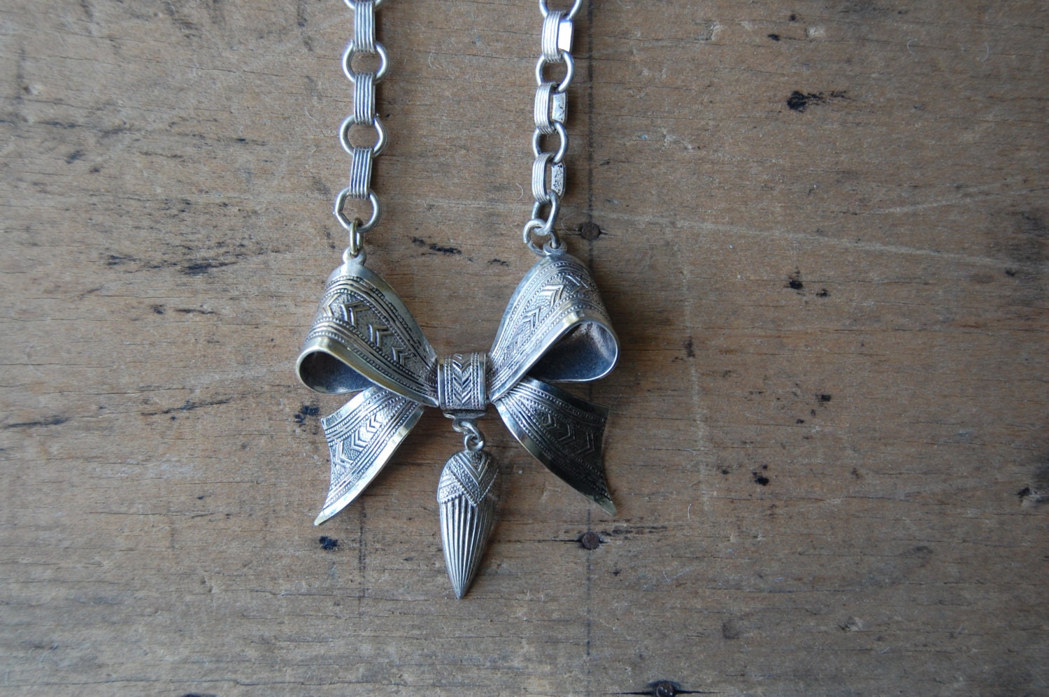 vintage bow necklace / SILVER DAGGER