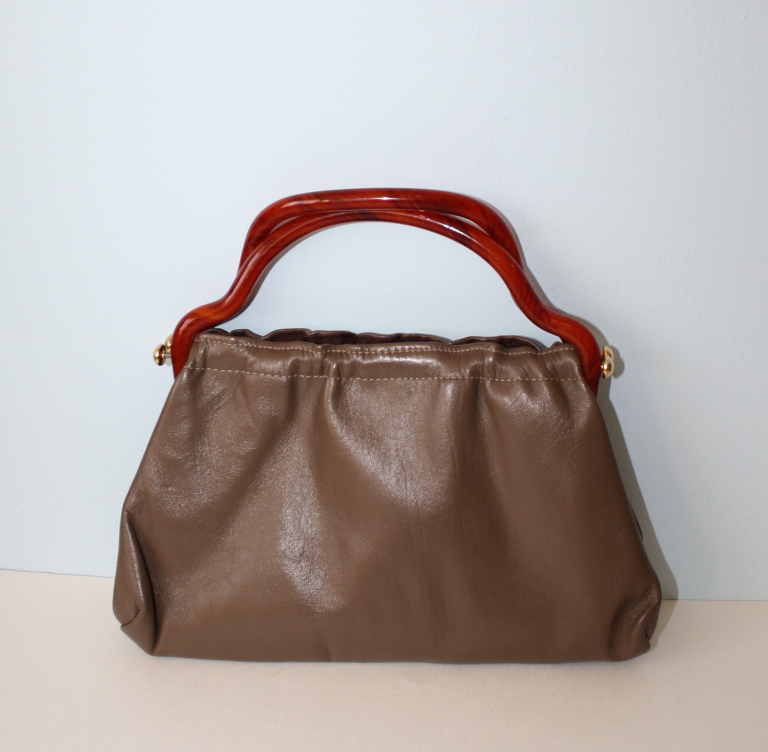 1950s Leather Purse / Vintage Taupe Brown Retro 50s Handbag / Bakelite Handle