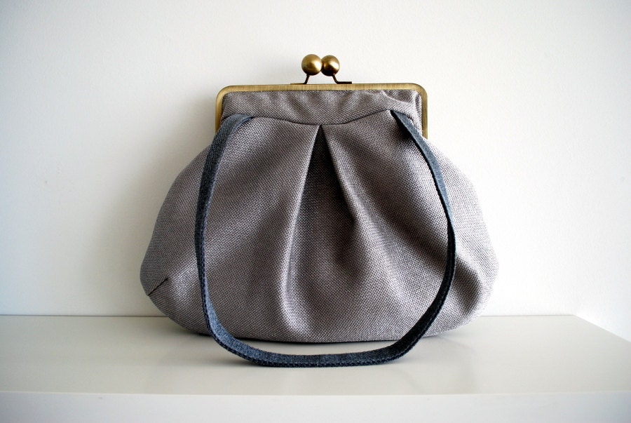 kiss lock handbag. metal frame purse. shoulder bag. grey bag. spring bag. metal frame purse. retro bag. grey handbag.