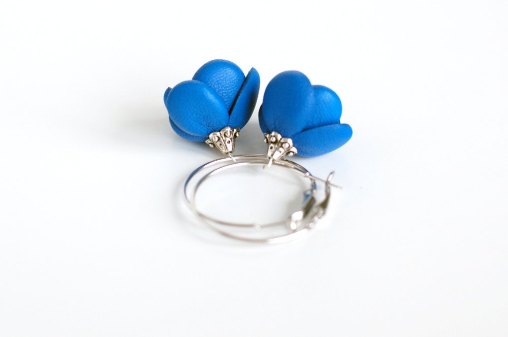 Leather earrings in blue