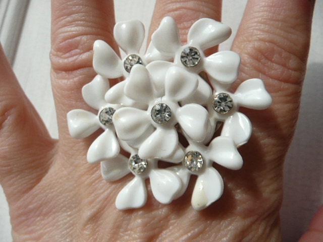 Iseut ring - large flower - mouss or olive green plastic and clear rhinestones - repurposed vintage