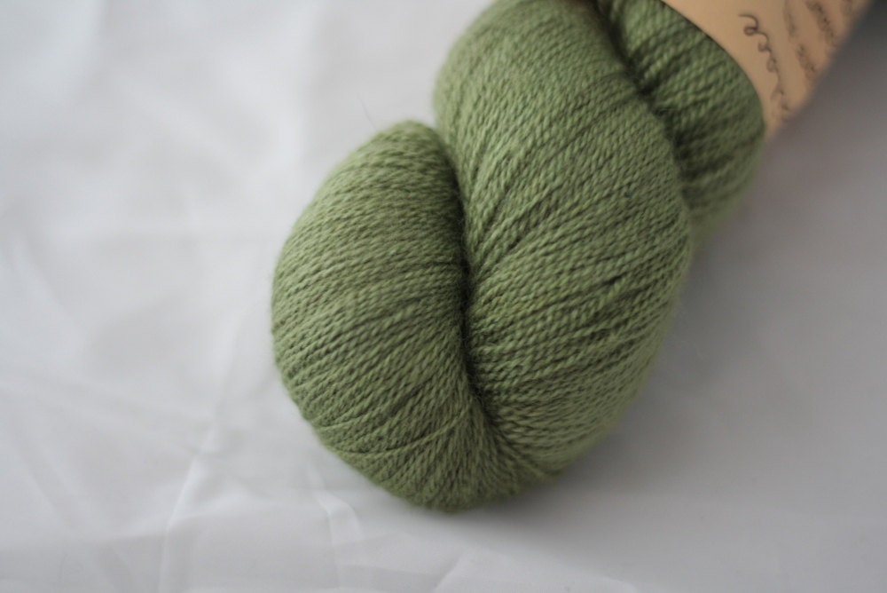 Handdyed Hopeasäie MesiLace, Neulanen